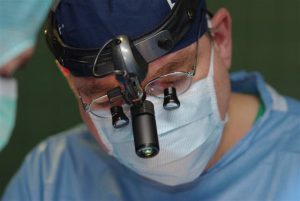 Bild von Lupenbrille und Operationsmikroskop